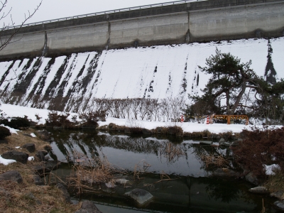 雪の美和ダム